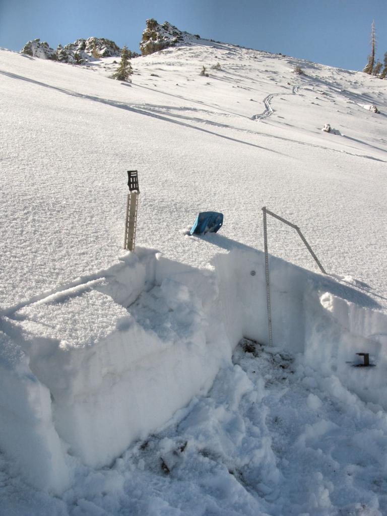  W shoulder Castle Pk snow <a href="/avalanche-terms/snowpit" title="A pit dug vertically into the snowpack where snow layering is observed and stability tests may be performed. Also called a snow profile." class="lexicon-term">pit</a> 