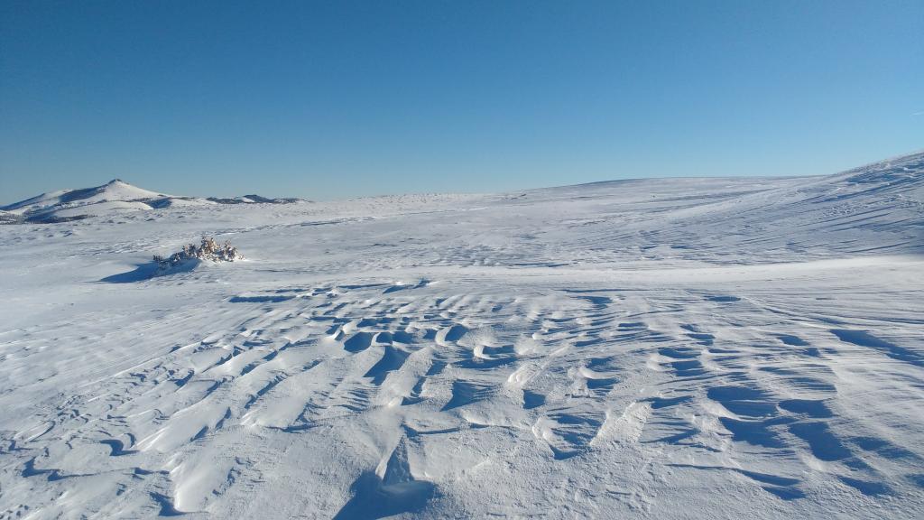  Wind scouring and ice on north-ridge 