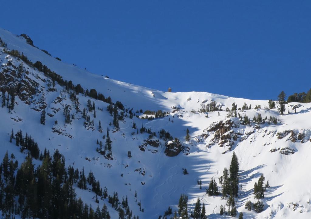  Recent <a href="/avalanche-terms/avalanche" title="A mass of snow sliding, tumbling, or flowing down an inclined surface." class="lexicon-term">avalanche</a> in center of photo. 