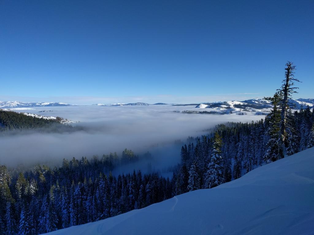  Inversion <a href="/avalanche-terms/snow-layer" title="A snowpack stratum differentiated from others by weather, metamorphism, or other processes." class="lexicon-term">layer</a> at about 7400-7800 ft. 