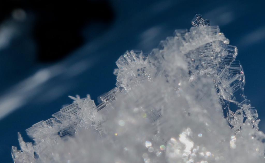  Zoomed in large <a href="/avalanche-terms/surface-hoar" title="Featherly crystals that form on the snow surface during clear and calm conditions - essentially frozen dew. Forms a persistent weak layer once buried." class="lexicon-term">Surface Hoar</a>. 