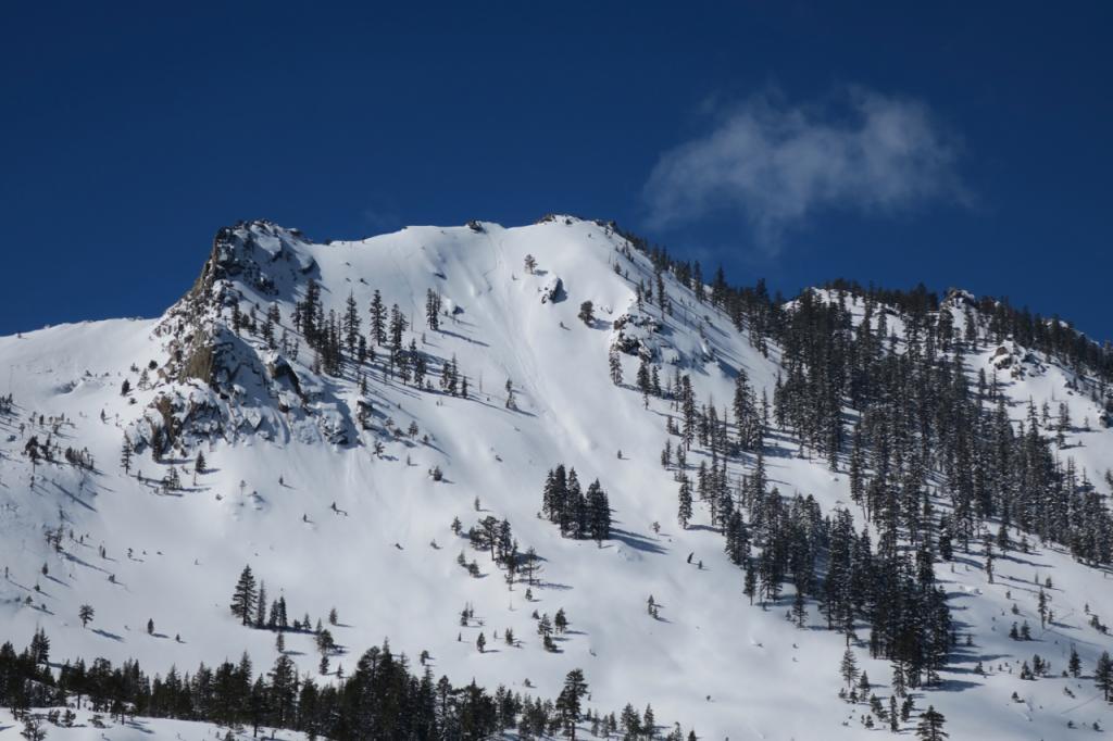  Late morning view of south east face of Flagpole peak, showing previous natural <a href="/avalanche-terms/avalanche" title="A mass of snow sliding, tumbling, or flowing down an inclined surface." class="lexicon-term">slide</a> activity. 