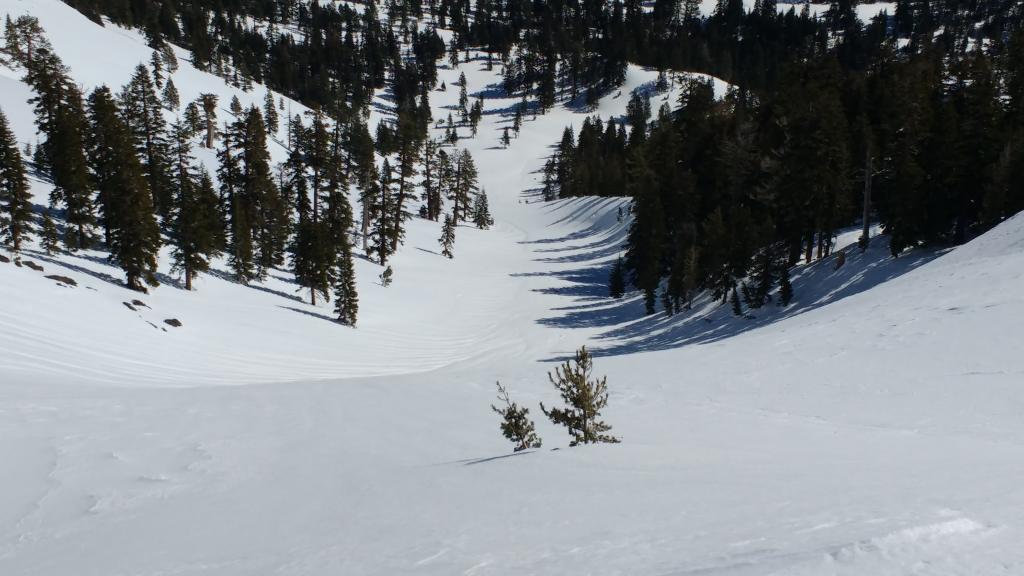  Runnels creating less than smooth snow surfaces on ESE <a href="/avalanche-terms/aspect" title="The compass direction a slope faces (i.e. North, South, East, or West.)" class="lexicon-term">aspects</a> (photo left), transitioning to smooth on NE <a href="/avalanche-terms/aspect" title="The compass direction a slope faces (i.e. North, South, East, or West.)" class="lexicon-term">aspects</a> (photo right). 