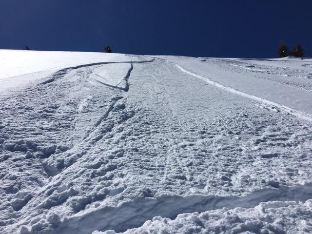  Loose dry sluffing off of summit-NE <a href="/avalanche-terms/aspect" title="The compass direction a slope faces (i.e. North, South, East, or West.)" class="lexicon-term">aspect</a>, 9200&#039;, 38 degree slope. 