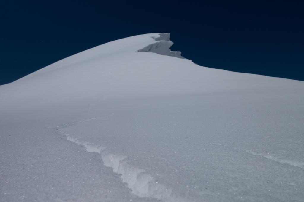  <a href="/avalanche-terms/cornice" title="A mass of snow deposited by the wind, often overhanging, and usually near a sharp terrain break such as a ridge. Cornices can break off unexpectedly and should be approached with caution." class="lexicon-term">Cornice</a> crack 