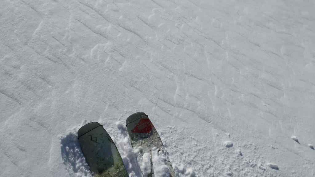  The maximum extent of cracking seen today in new <a href="/avalanche-terms/wind-slab" title="A cohesive layer of snow formed when wind deposits snow onto leeward terrain. Wind slabs are often smooth and rounded and sometimes sound hollow." class="lexicon-term">wind slabs</a> on W-NW <a href="/avalanche-terms/aspect" title="The compass direction a slope faces (i.e. North, South, East, or West.)" class="lexicon-term">aspects</a>. Small 1.5m crack off tip of right ski. 