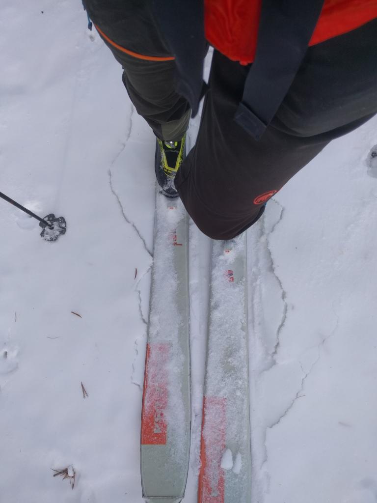  Minor cracking around my skis on a N_NE <a href="/avalanche-terms/aspect" title="The compass direction a slope faces (i.e. North, South, East, or West.)" class="lexicon-term">aspect</a> at 9200 ft. 