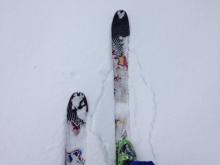 Cracking around skis into non frozen rain crust