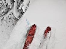 Small skier-triggered cracking on a steep wind-loaded test slope