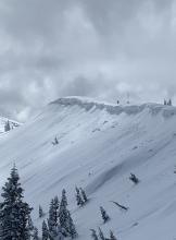 moderate to large cornice with widespread sloughing beneath 