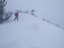 Windy conditions on the ridge. There are still cornices over E facing slopes.