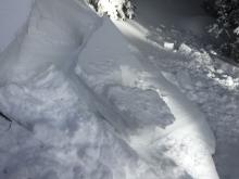 Soft windslabs releasing on small terrain features.