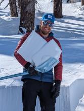 A shovel tilt test showing buried surface hoar at the right depth to be the failure layer of a nearby previous avalanche. Further testing showed it to be unreactive