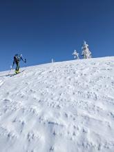 Uneven icy surfaces existed on the ridges.